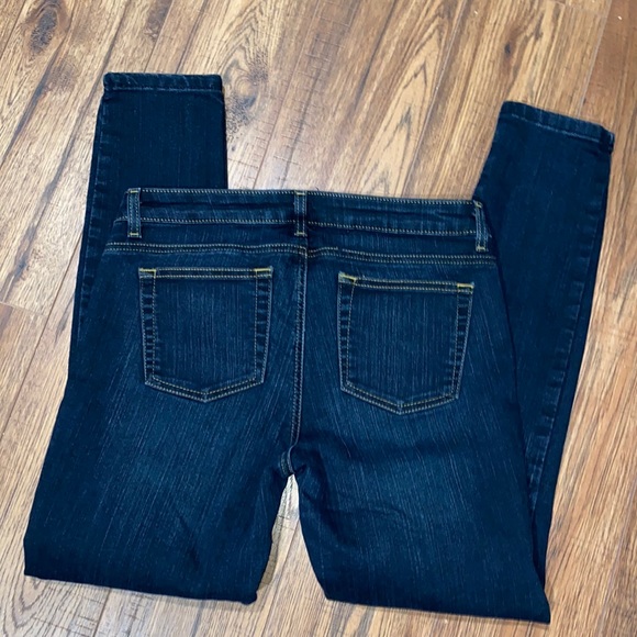 MK Size 8 Michael Kors Jeans in nice condition. Has light spot on left knee - Picture 1 of 6